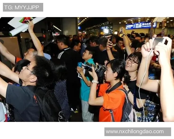 足球球星回国粉丝热烈接机场面火爆 热情迎接偶像齐聚机场