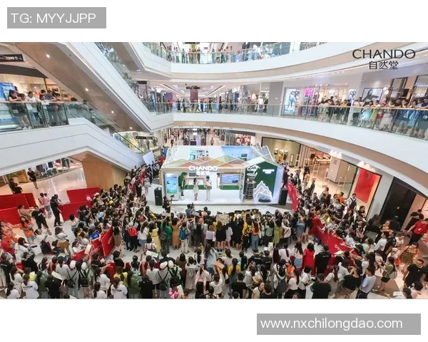 韩国足球球星与女爱豆携手亮相 引发粉丝热议与媒体关注